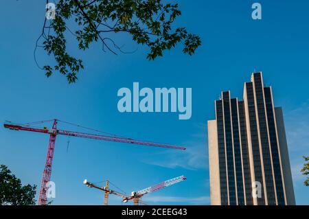 Hamburg / Deutschland - 09 05 2018: Unvollendeter Wolkenkratzer und Industriekran-Ausleger auf Himmelshintergrund mit Kopierfläche. Firmengebäude Stockfoto