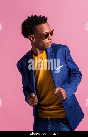 Dandy schwarzer Mann in Jacke Stockfoto