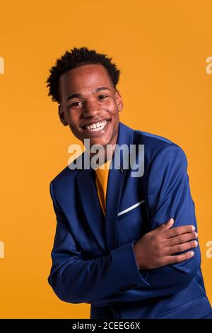 Dandy schwarzer Mann in Jacke Stockfoto