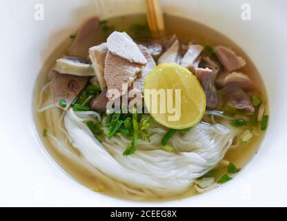 Köstliche Nudeln Schüssel / Vermicelli Nudeln Suppe würzig mit Schweinefleisch Eintopf Gemüse und Zitrone in Schüssel traditionelle thai-und chinesischen Stil Essen aus asien , Po Stockfoto