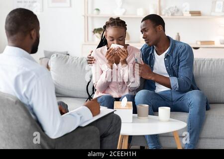 Fürsorglicher Schwarzer Ehemann Tröstend Weinend Frau Während Therapie Sitzung An Büro des Councelor Stockfoto