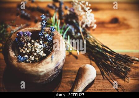 Rituelle Reinigung und Reinigung mit getrockneten Heilkräutern und Blumen, natürlicher Hintergrund Stockfoto