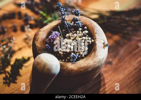 Mörser mit getrockneten Heilkräutern und Blumen, rituelle Reinigung und Reinigung, Nahaufnahme Stockfoto