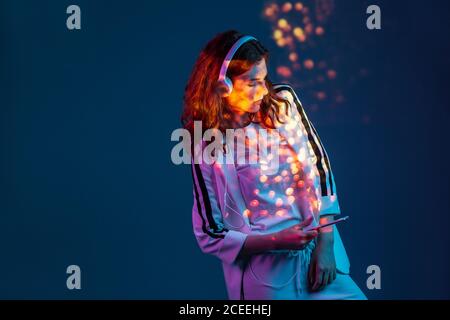 Frau, die Musik mit dem Smartphone genießt Stockfoto