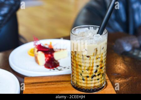 Bubble Milchtee im Glas auf dem Holztisch mit Kuchen / Taiwan Milchtee Stockfoto