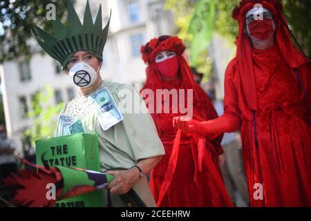 Extinction Rebellion Protesters in der Nähe des Buckingham Palace in London. Die Umweltkampagnengruppe hat für Märsche an mehreren Sehenswürdigkeiten in der Hauptstadt geplant, bevor sie zum Parliament Square in Westminster umzieht. Stockfoto