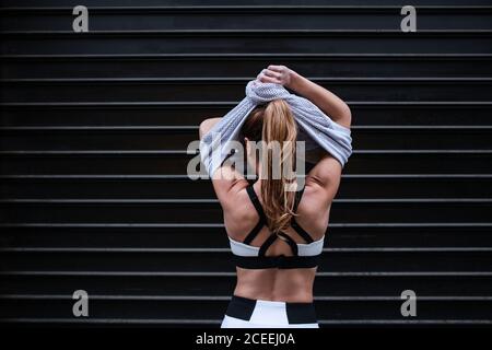 Athletische Frau, die Hemd auf der Straße kleidet Stockfoto