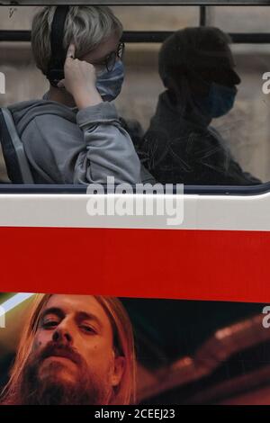 Prag, Tschechische Republik. September 2020. Passagiere mit Schutzmaske fahren am 1. September 2020 mit der Straßenbahn durch das Zentrum von Prag, Tschechien. Kredit: Michal Kamaryt/CTK Foto/Alamy Live Nachrichten Stockfoto