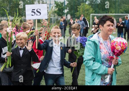 (200901) -- VILNIUS, 1. September 2020 (Xinhua) -- die Schüler nehmen am 1. September 2020 an der Eröffnungsfeier mit Blumensträußen in der Hand Teil, die den Beginn eines neuen Schuljahres am Gymnasium Vilnius Fabijoniskiu in Vilnius, Litauen, markiert. Litauens neues Schuljahr hat normal begonnen, aber Fernunterricht könnte in bestimmten Schulen wieder aufgenommen werden, wenn sie zu COVID-19 Hotspots werden. (Foto von Alfredas Pliadis/Xinhua) Stockfoto