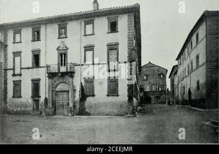 . Collezione di monografie illustrieren. SUTRI – PORTA VECCHIA. (Fot. I. I. dArti Grafiche). SUTRI – CASA DI PILATO E DELLE MAESTP.E IX PIAZZA S- FRANCESCO. (Fot. I. I. dArti Grafiche). Stockfoto