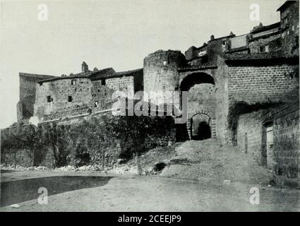 . Collezione di monografie illustrieren. SlTRI – PORTA ROMANA... SUTRI – PORTA VECCHIA. (Fot. I. I. dArti Grafiche). Stockfoto