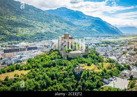 Luftaufnahme der Basilika Valere und Stadtbild von Sion Wallis Schweiz Stockfoto