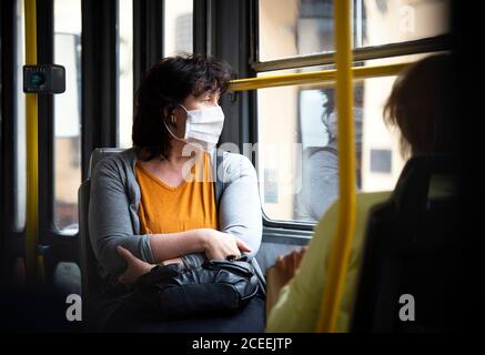 Prag, Tschechische Republik. September 2020. Passagiere mit Schutzmaske fahren am 1. September 2020 mit der Straßenbahn durch das Zentrum von Prag, Tschechien. Kredit: Katerina Sulova/CTK Foto/Alamy Live Nachrichten Stockfoto