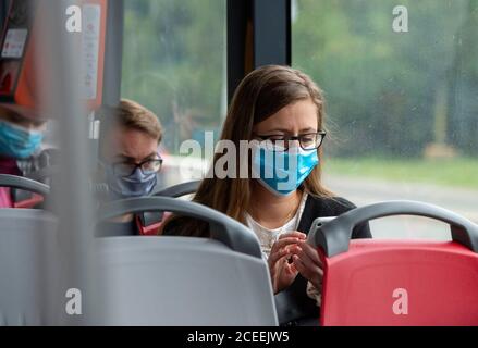 Prag, Tschechische Republik. September 2020. Passagiere mit Schutzmaske fahren am 1. September 2020 mit der Straßenbahn durch das Zentrum von Prag, Tschechien. Kredit: Katerina Sulova/CTK Foto/Alamy Live Nachrichten Stockfoto