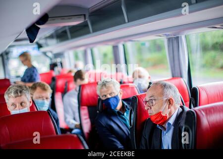 01. September 2020, Nordrhein-Westfalen, Dortmund: Norbert Walter-Borjans (r), Vorsitzender der SPD, spricht während der Sommerreise mit Journalisten im Bus. Foto: Rolf Vennenbernd/dpa Stockfoto