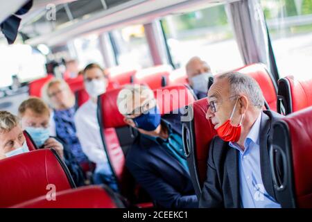 01. September 2020, Nordrhein-Westfalen, Dortmund: Norbert Walter-Borjans (r), Vorsitzender der SPD, spricht während der Sommerreise mit Journalisten im Bus. Foto: Rolf Vennenbernd/dpa Stockfoto