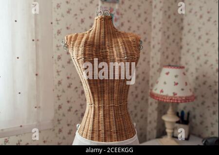 Stroh-made Schaufensterpuppe für Hochzeitskleid im Brautzimmer. Stockfoto
