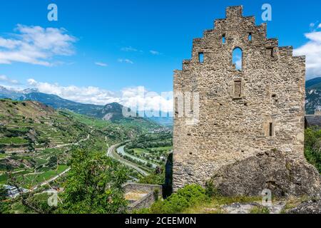 Panorama der Ruinen von Schloss Tourbillon und Luftaufnahme Des Kantons Wallis mit Rhone und Bergen in Sion Schweiz Stockfoto