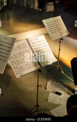 Notenblätter auf den Ständen auf der Bühne. Stockfoto