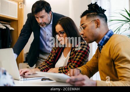 Menschen, die Arbeiten am Laptop im Büro Stockfoto