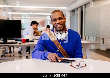Schöner ethnischer Mann im Büro Stockfoto