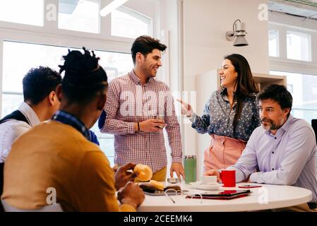 Gruppe von Personen, die sich treffen Stockfoto