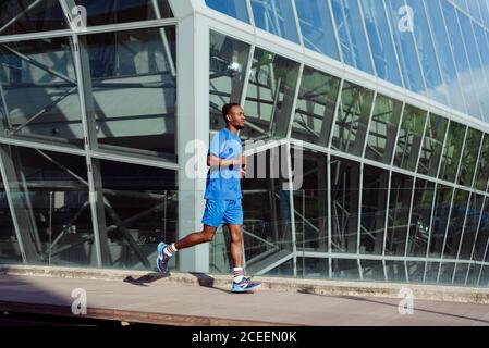 Schöner ethnischer Mann beim Joggen in der Stadt Stockfoto