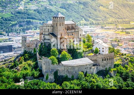 Luftaufnahme der Basilika Valere mit dramatischem Sonnenuntergang Licht in Sion Wallis Schweiz Stockfoto