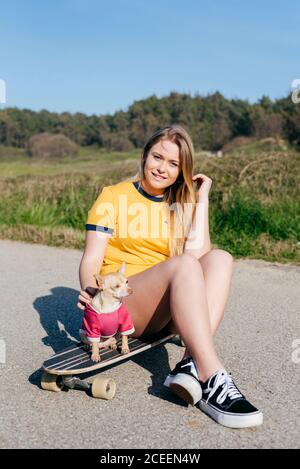 Mädchen mit Hund auf lange Bord in der Natur Stockfoto