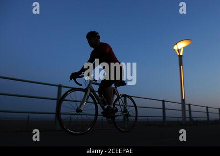 Von London nach Brighton Nachtfahrt mit dem Fahrrad Fotograf Danny Fitzpatrick aus Brighton. Fotografieren aller Dinge Brighton und darüber hinaus. Firmenfotogr Stockfoto