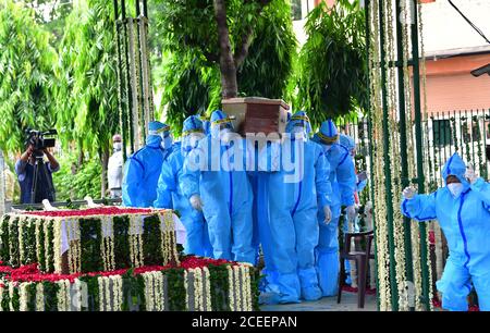 Neu Delhi, Indien. September 2020. Der ehemalige Präsident von Indien Pranab Mukherjee legte mit voller militärischer Ehre zur Ruhe. Pranab hatte COVID19 positiv getestet und am 10. August im Armeekrankenhaus operiert. Soldaten der Armee tragen die sterblichen Überreste des ehemaligen Präsidenten Pranab Mukherjee während seiner Beerdigungszeremonie auf dem Gelände der Lodhi Road in Neu-Delhi wurden die sterblichen Überreste des ehemaligen Präsidenten Pranab Mukherjee zum Lodhi Crematorium gebracht. Aufgrund des COVID-Protokolls. Dienstag, 1. September 2020. Stockfoto