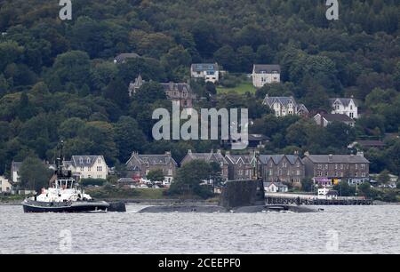 Eines der sieben nuklearbetriebenen Angriffsunterseeboote der Royal Navy bewegt sich am Eingang zum Holy Loch und Loch Long in der Nähe von Kilcurggan in Argyll und Bute durch das Wasser. Stockfoto