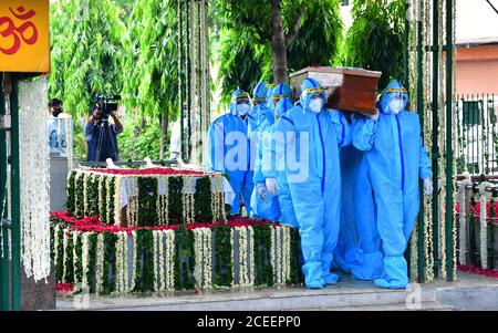 Neu Delhi, Indien. September 2020. Der ehemalige Präsident von Indien Pranab Mukherjee legte mit voller militärischer Ehre zur Ruhe. Pranab hatte COVID19 positiv getestet und am 10. August im Armeekrankenhaus operiert. Soldaten der Armee tragen die sterblichen Überreste des ehemaligen Präsidenten Pranab Mukherjee während seiner Beerdigungszeremonie auf dem Gelände der Lodhi Road in Neu-Delhi wurden die sterblichen Überreste des ehemaligen Präsidenten Pranab Mukherjee zum Lodhi Crematorium gebracht. Aufgrund des COVID-Protokolls. Dienstag, 1. September 2020. Stockfoto