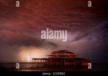 Heller Sturm hinter Brighton's West Pier Fotograf Danny Fitzpatrick aus Brighton. Fotografieren aller Dinge Brighton und darüber hinaus. Firmenfund Stockfoto