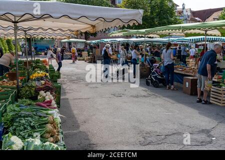 Esslingen, BW - 22. Juli 2020: Auf dem Wochenmarkt auf dem Esslinger Stadtplatz am Neckar kaufen die Menschen gerne Lebensmittel ein Stockfoto