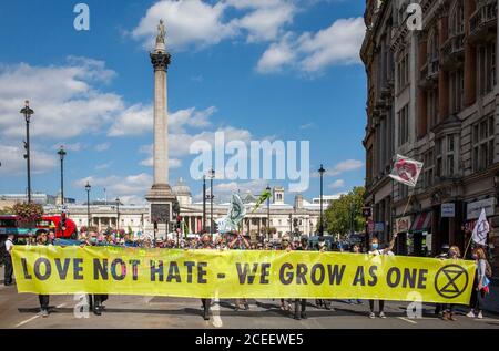 London, Großbritannien. September 2020. Extinction Rebellion Protestierende marschieren entlang Whitehall zu den Häusern des parlaments. Frustriert über das Versagen der Regierung, auf die Klima- und ökologische Notlage zu reagieren, protestiert XR weiterhin für den Wandel. Der Climate and Ecological Emergency Bill (CEE Bill) ist der einzige konkrete Plan, der zur Verfügung steht, um diese Krise zu bewältigen, und so fordert XR an ihrem ersten Tag im Parlament die Regierung, jetzt zu handeln und diese Gesetzgebung anzunehmen. Quelle: Neil Atkinson/Alamy Live News. Stockfoto