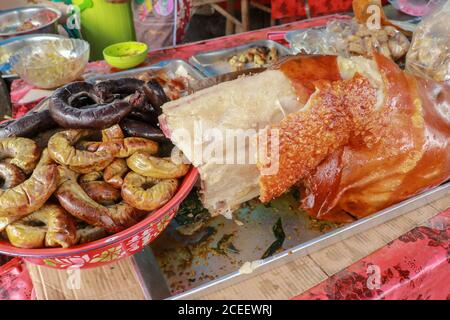 Gegrilltes Schwein auf dem Markt von Bali, Indonesien, Nahaufnahme Stockfoto