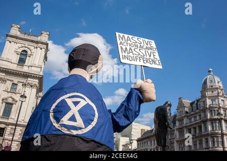 London, Großbritannien. September 2020. Extinction Rebellion Demonstranten versammeln sich vor den Häusern des parlaments. Frustriert über das Versagen der Regierung, auf die Klima- und ökologische Notlage zu reagieren, protestiert XR weiterhin für den Wandel. Der Climate and Ecological Emergency Bill (CEE Bill) ist der einzige konkrete Plan, der zur Verfügung steht, um diese Krise zu bewältigen, und so fordert XR an ihrem ersten Tag im Parlament die Regierung, jetzt zu handeln und diese Gesetzgebung anzunehmen. Quelle: Neil Atkinson/Alamy Live News. Stockfoto