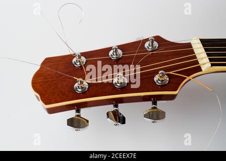 Kopf akustische Gitarre auf weißem Hintergrund Stockfoto