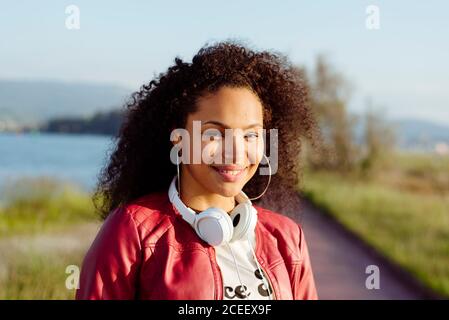Afroamerikanische Frau mit Smartphone auf dem Land Stockfoto