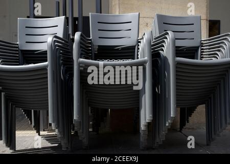 Metall Stühle in der Straße gestapelt. Stockfoto