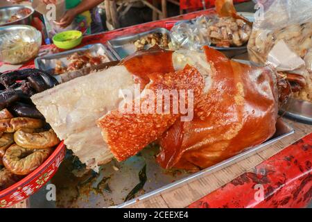 Gegrilltes Schwein auf dem Markt von Bali, Indonesien, Nahaufnahme Stockfoto