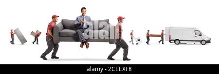 Movers tragen eine Couch mit einem Mann sitzen und trinken Kaffee, während andere Movers Laden eines van isoliert auf weiß Hintergrund Stockfoto