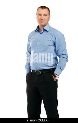 Porträt eines jungen, gut aussehenden lächelnden Mannes in einem Vertreter Strenge Kleidung isoliert auf weißem Hintergrund Stockfoto