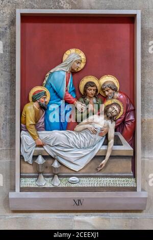 Esslingen, BW - 22. Juli 2020: Ansicht eines biblischen Gemäldes im Kirchenschiff des St. Paul Münster in Esslingen Stockfoto