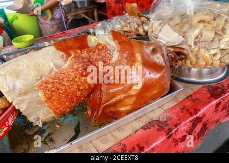 Gegrilltes Schwein auf dem Markt von Bali, Indonesien, Nahaufnahme Stockfoto