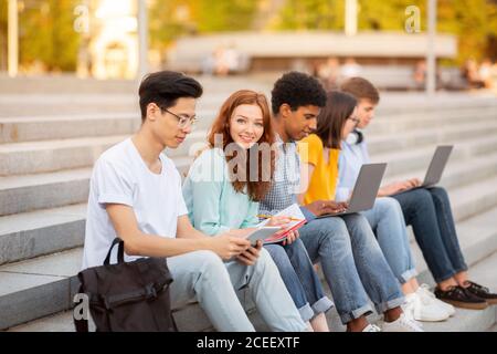 Studenten Lernen Vorbereitung Auf Prüfungen Sitzen Auf College Schritte Im Freien Stockfoto