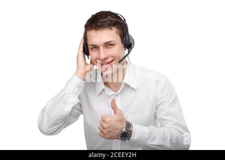 Nahaufnahme Porträt eines männlichen Kundendienstmitarbeiters oder Callcenter-Mitarbeiters oder Bedieners oder Support-Personals, das mit einem Kopfsatz spricht, isoliert auf Weiß Stockfoto