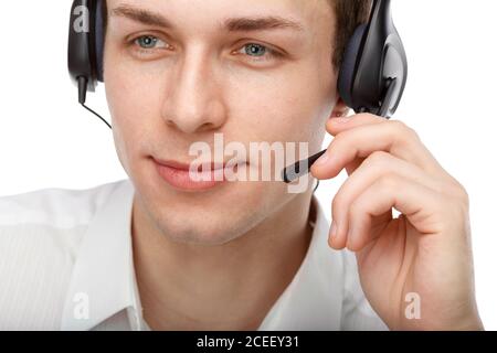 Nahaufnahme Porträt eines männlichen Kundendienstmitarbeiters oder Callcenter-Mitarbeiters oder Bedieners oder Support-Personals, das mit einem Kopfsatz spricht, isoliert auf Weiß Stockfoto