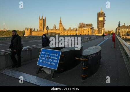 London, Großbritannien. September 2020. Die Menschen laufen über die Westminster Bridge, vorbei an den Houses of Parliament, während das House of Commons am 1. September 2020 aus der Sommerpause in London, Großbritannien, zurückkehrt. Quelle: Tim Ireland/Xinhua/Alamy Live News Stockfoto